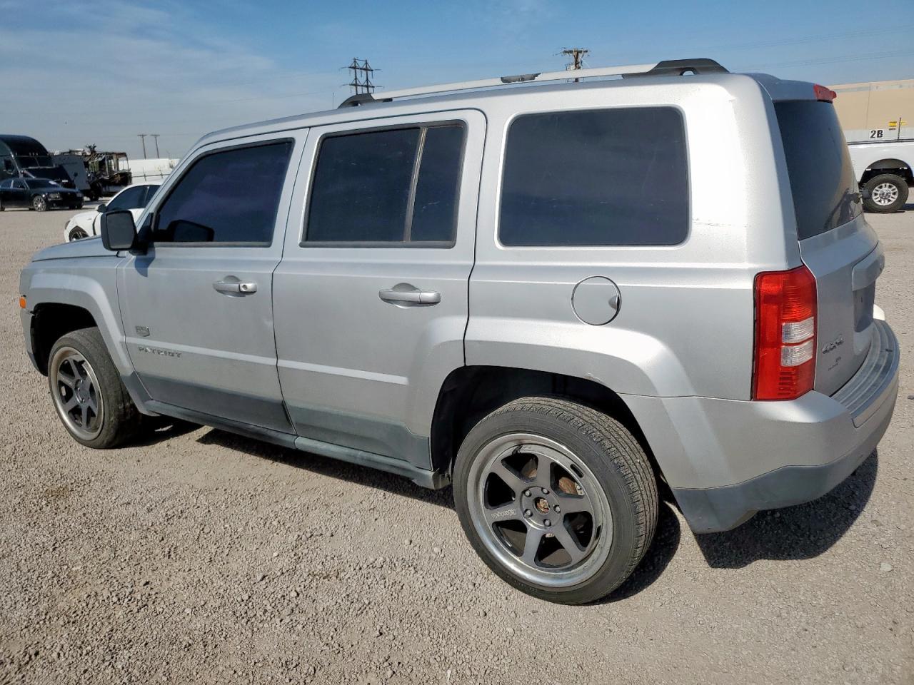 2011 Jeep Patriot Latitude - Фото 2