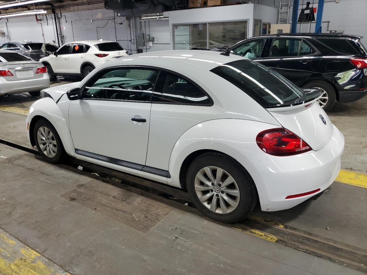 2018 Volkswagen Beetle S - Фото 2