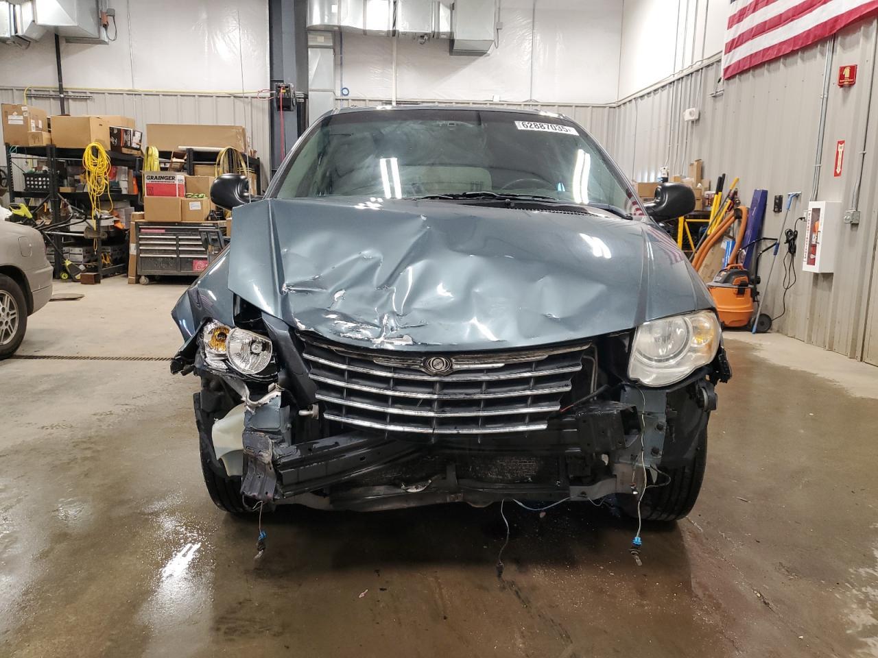 2005 Chrysler Town & Country Limited - Image 5