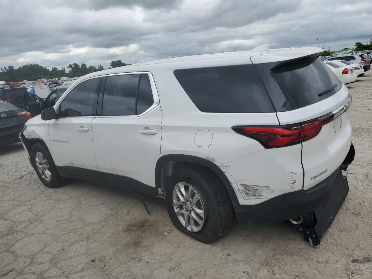 2022 Chevrolet Traverse Ls - Фото 2