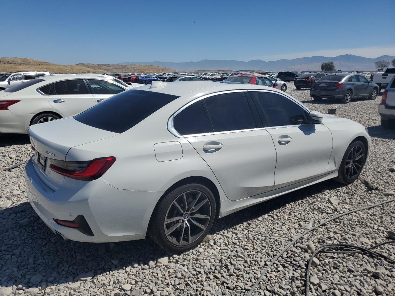 2020 BMW 330I - Фото 3