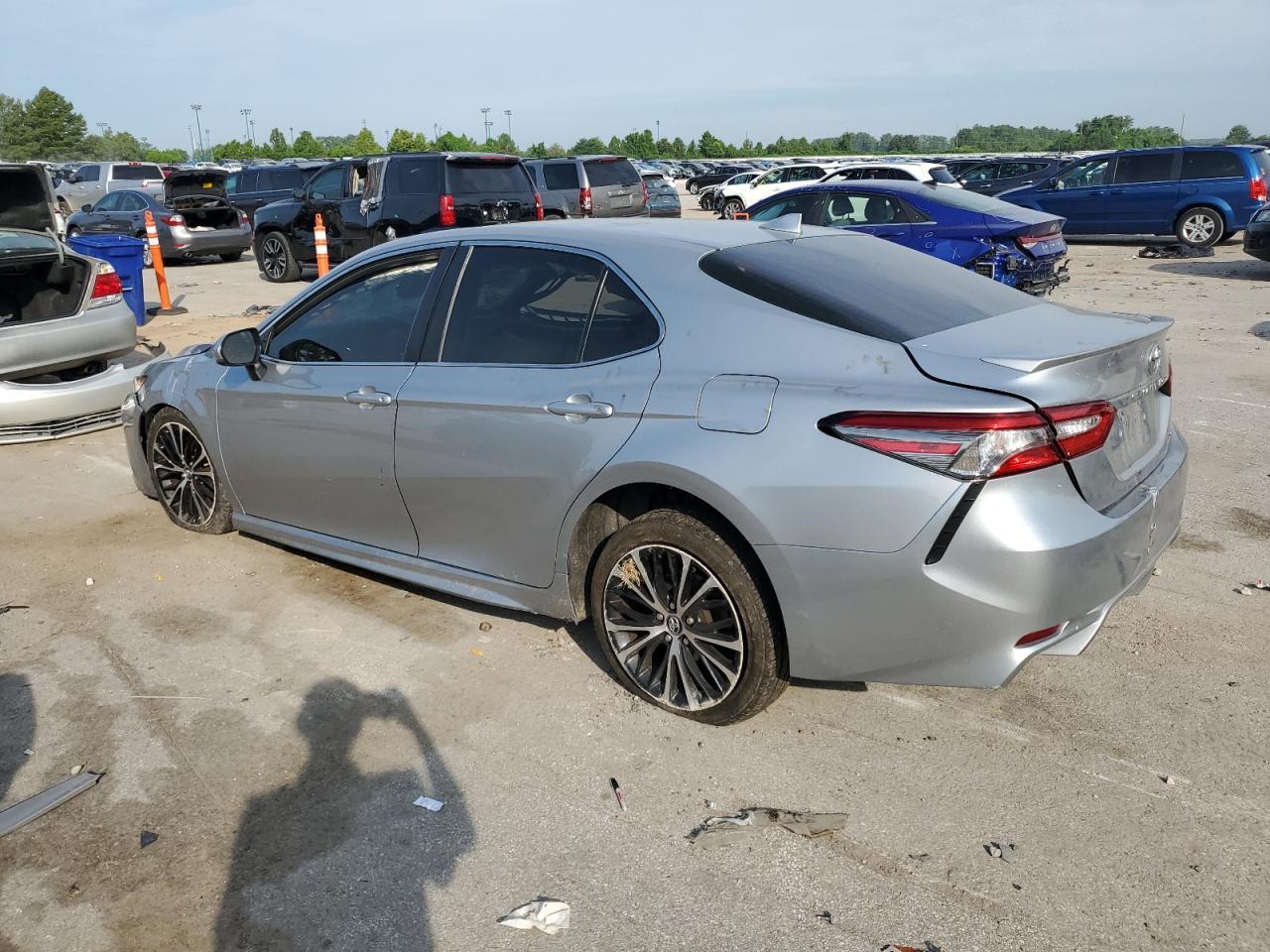 2019 Toyota Camry L - Фото 2