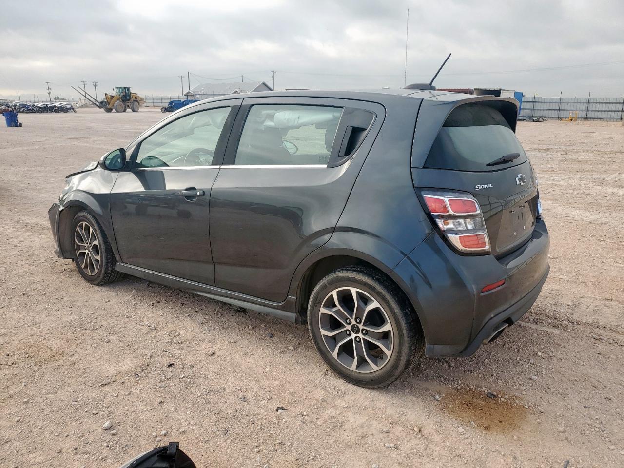 2018 Chevrolet Sonic Lt - Фото 2