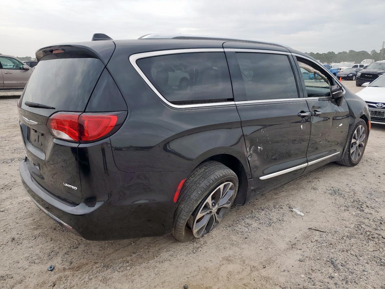 2018 Chrysler Pacifica Limited - Image 3