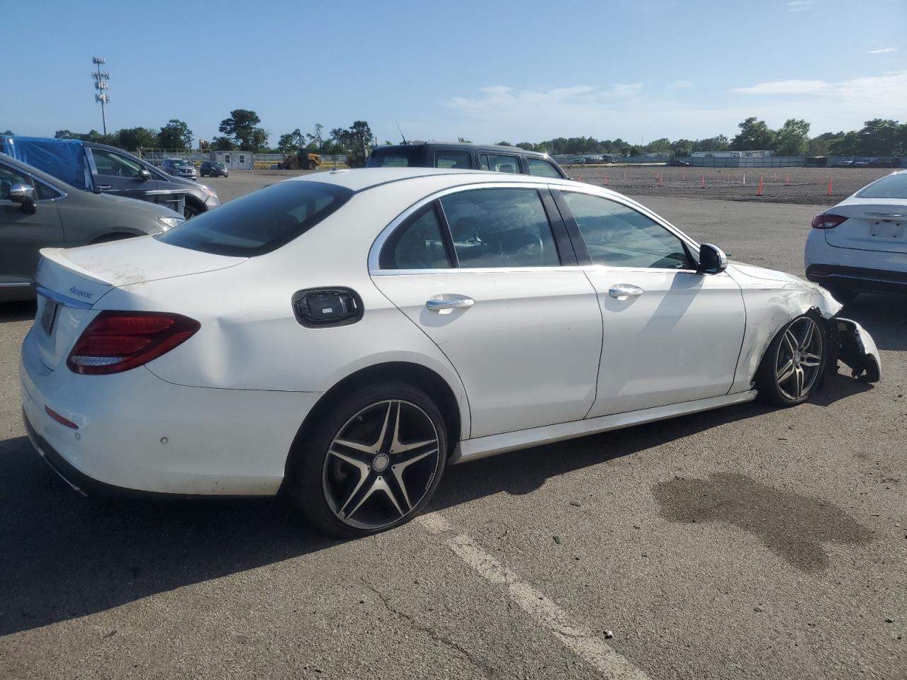 2017 Mercedes-Benz E 300 4Matic - Фото 3
