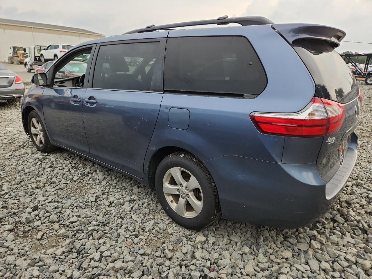 2015 Toyota Sienna Le - Фото 2