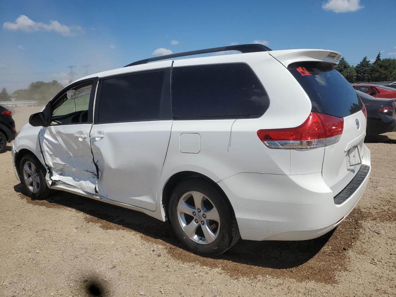 2014 Toyota Sienna Le - Image 2