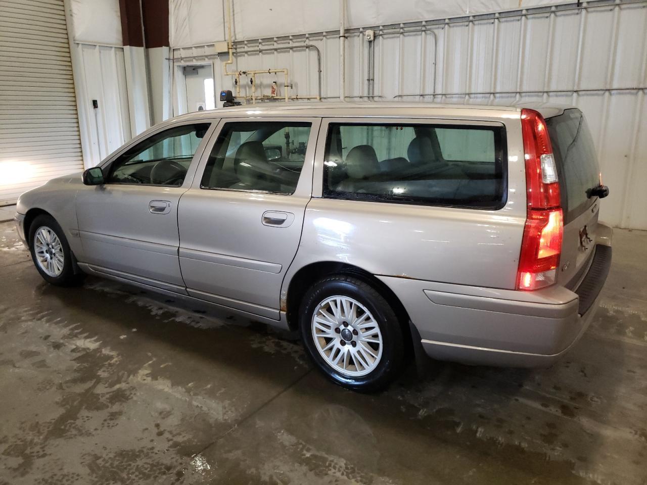 2005 Volvo V70 - Image 2
