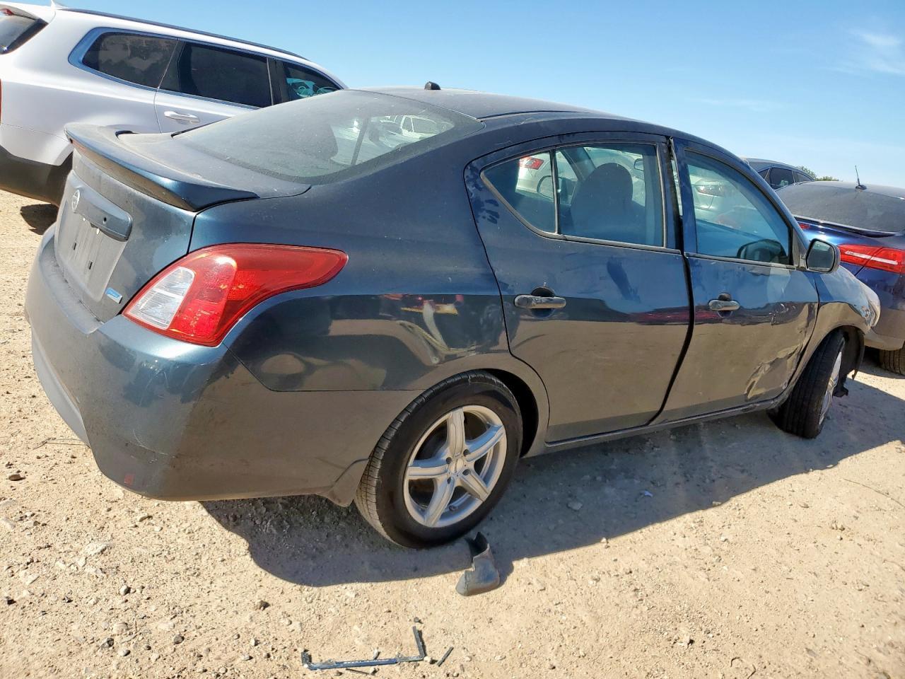 2015 Nissan Versa S - Фото 3
