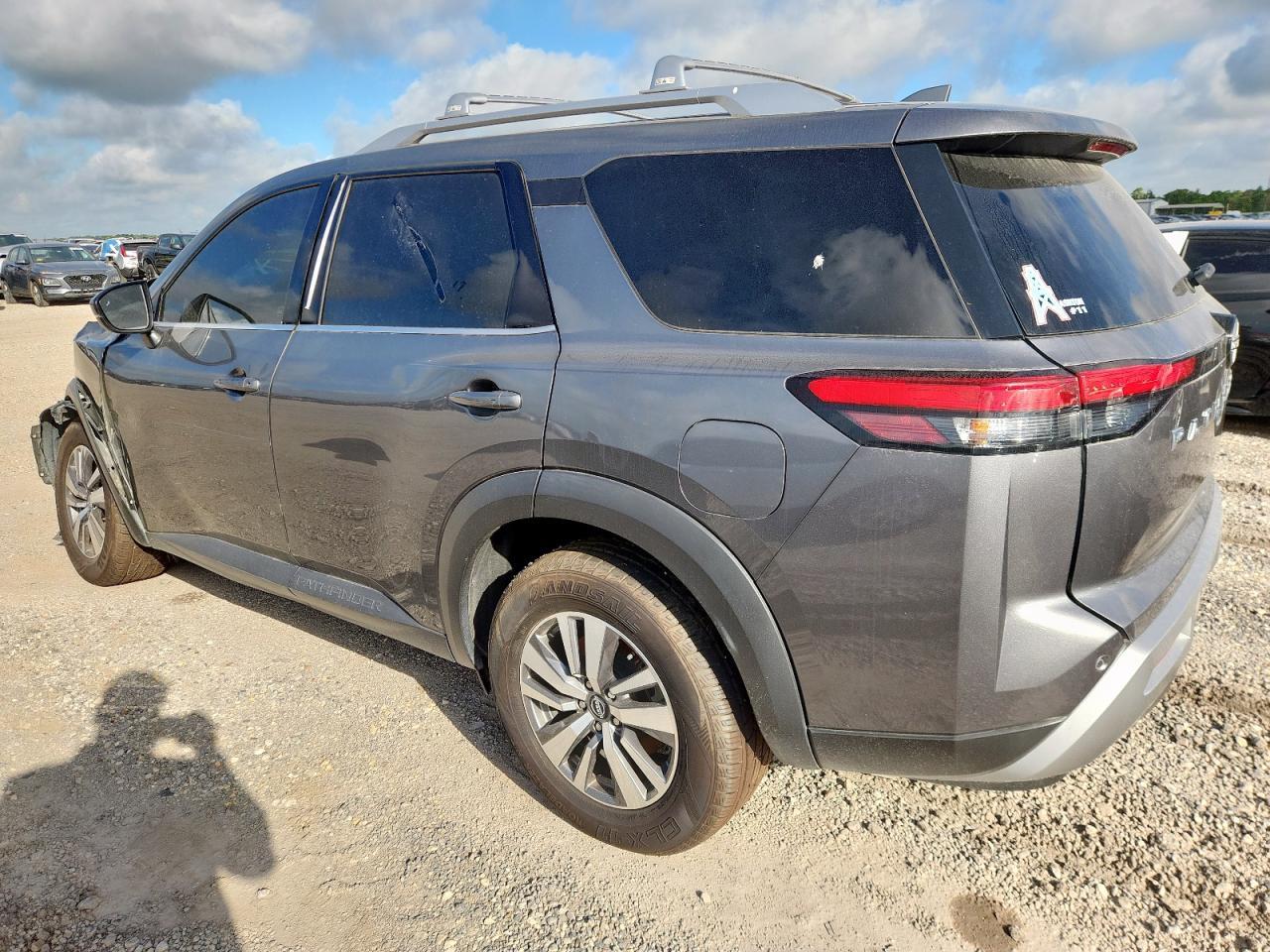 2023 Nissan Pathfinder Sl - Image 2