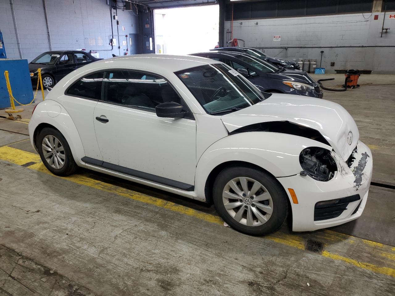 2018 Volkswagen Beetle S - Фото 4