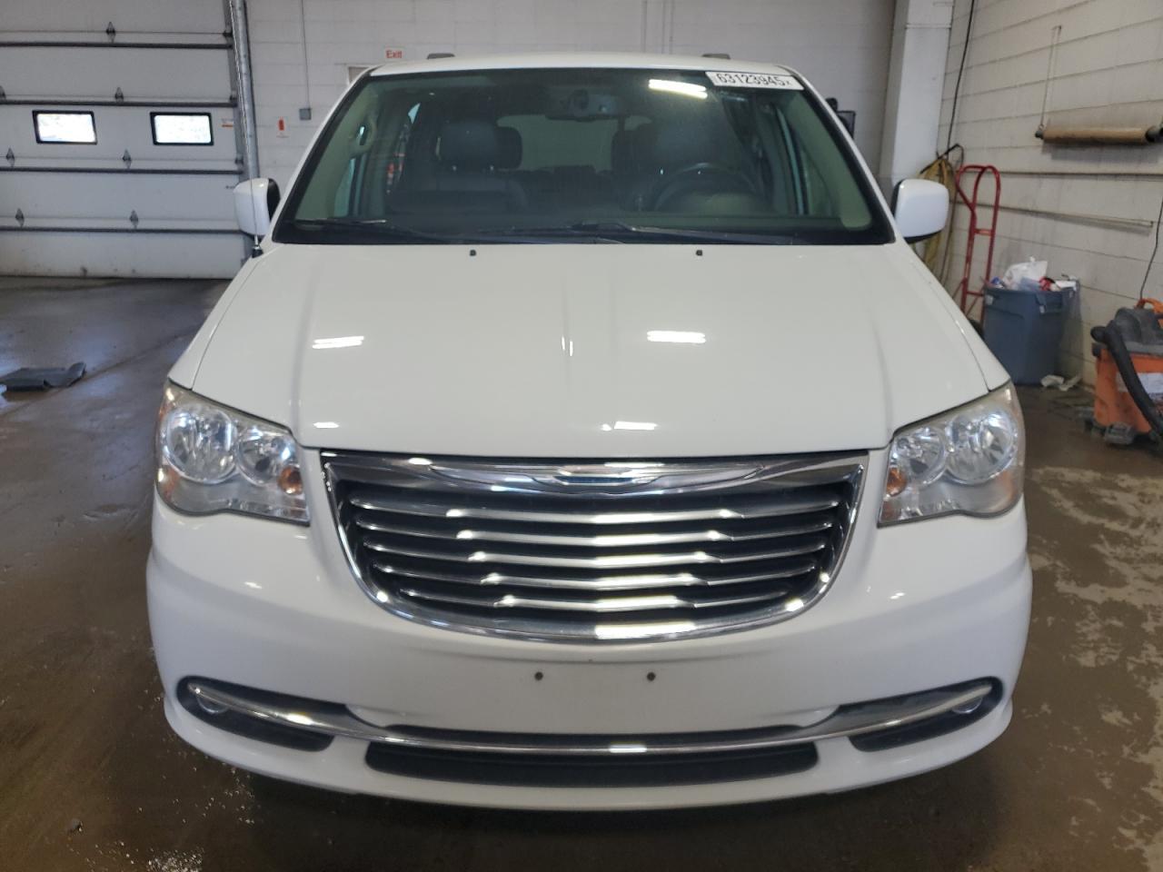 2014 Chrysler Town & Country Touring - Фото 5