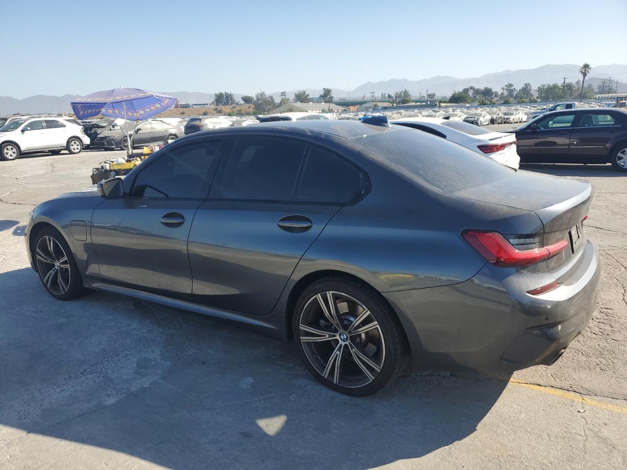 2021 BMW 330Xe - Фото 2