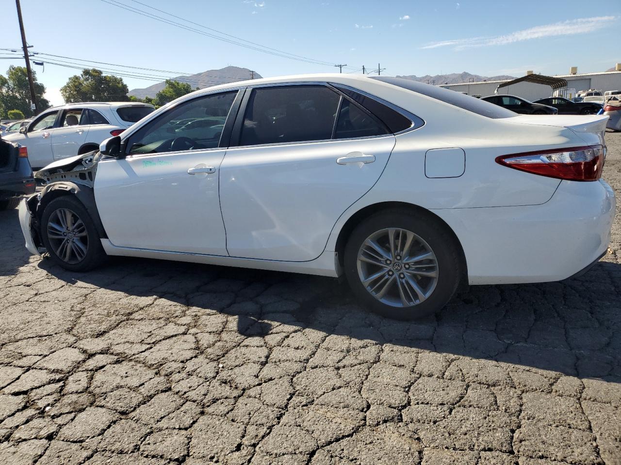 2016 Toyota Camry Le - Фото 2