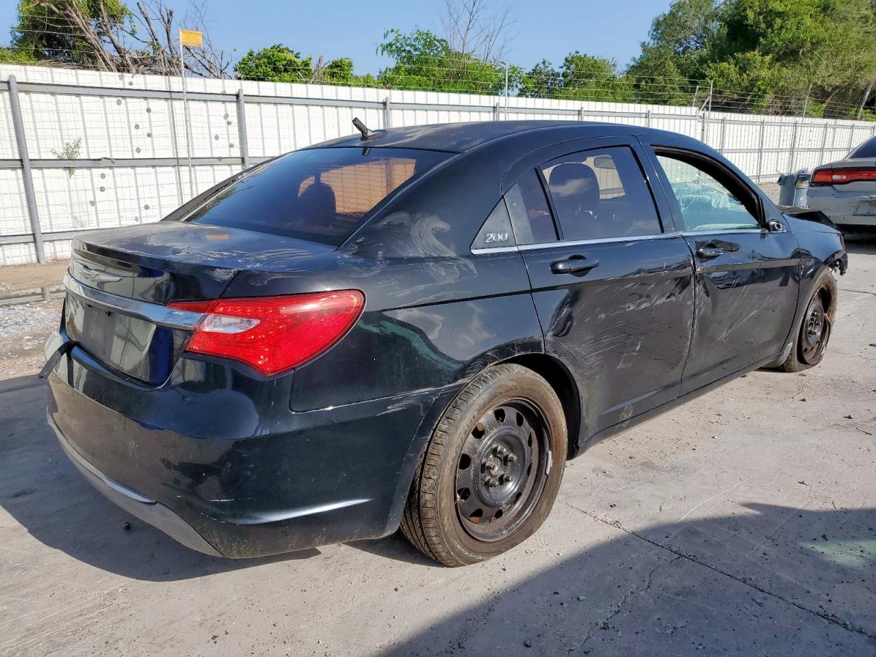 2014 Chrysler 200 Lx - Image 3