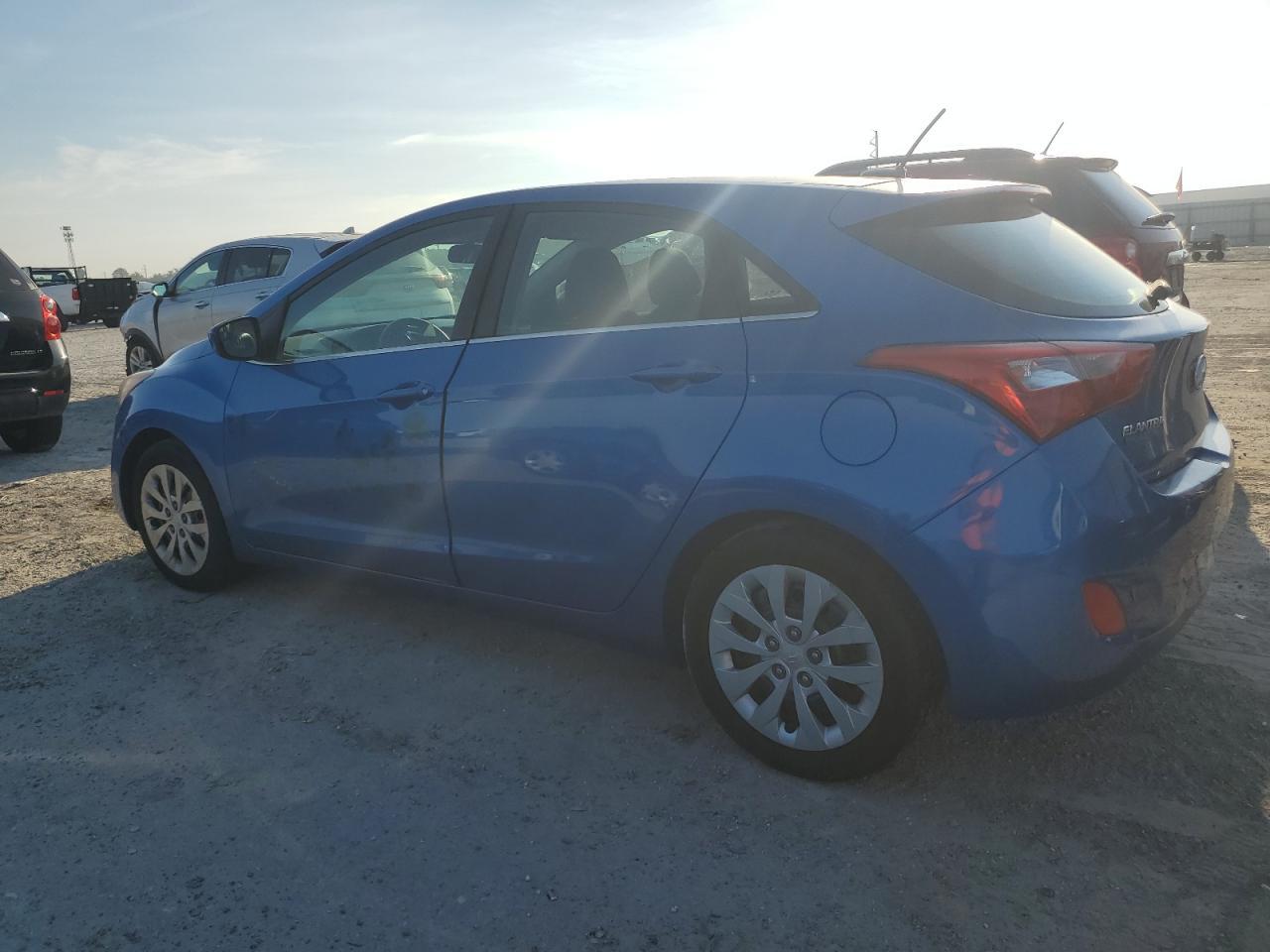 2017 Hyundai Elantra Gt - Image 2