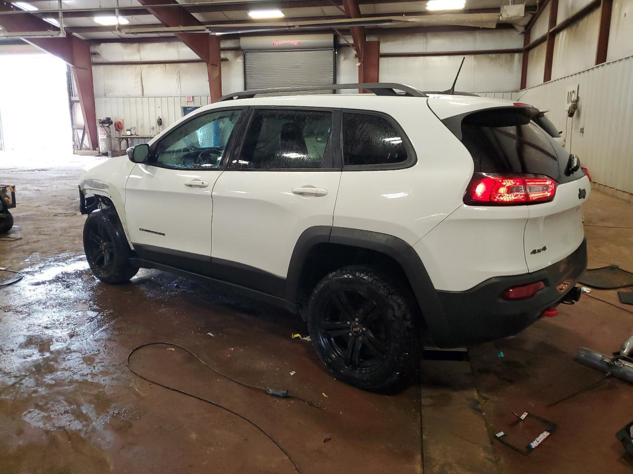 2016 Jeep Cherokee Trailhawk - Image 2