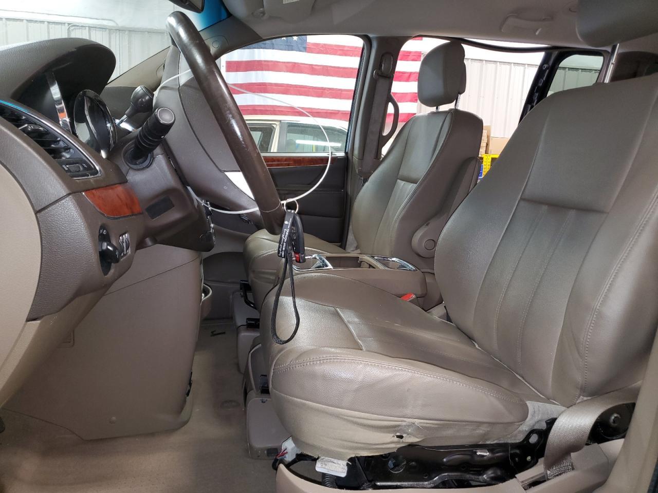 2014 Chrysler Town & Country Touring - Image 7