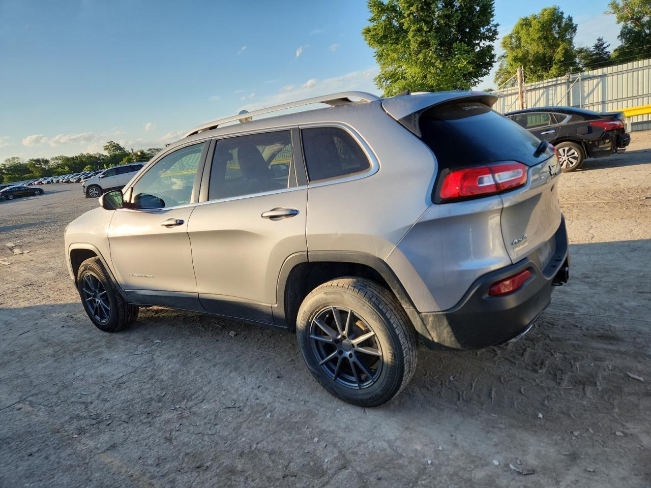 2016 Jeep Cherokee Latitude - Image 2