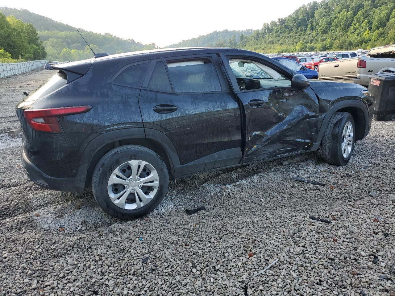 2024 Chevrolet Trax Ls - Image 3