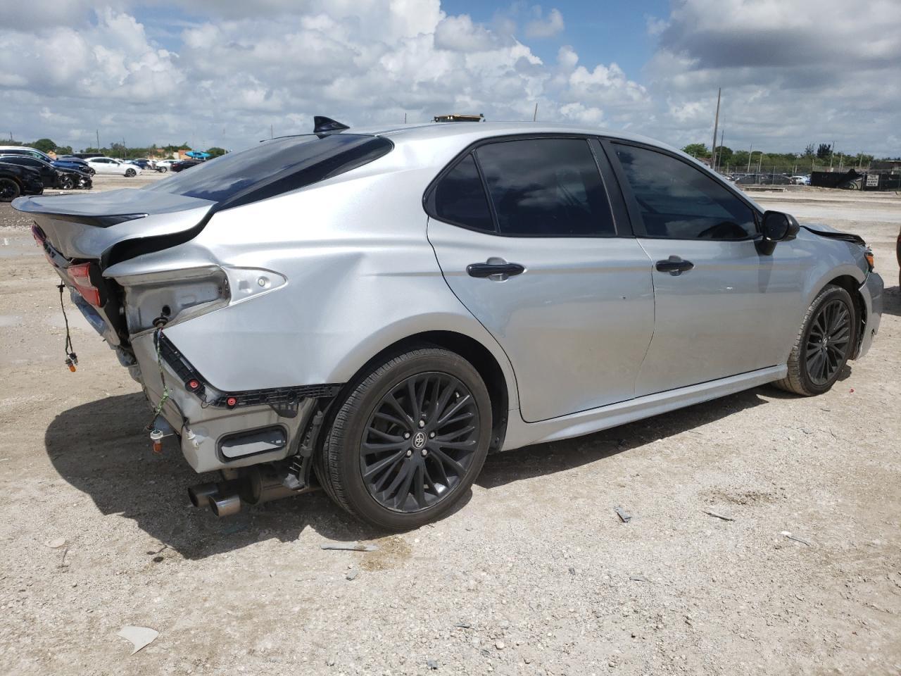 2020 Toyota Camry Se - Фото 3