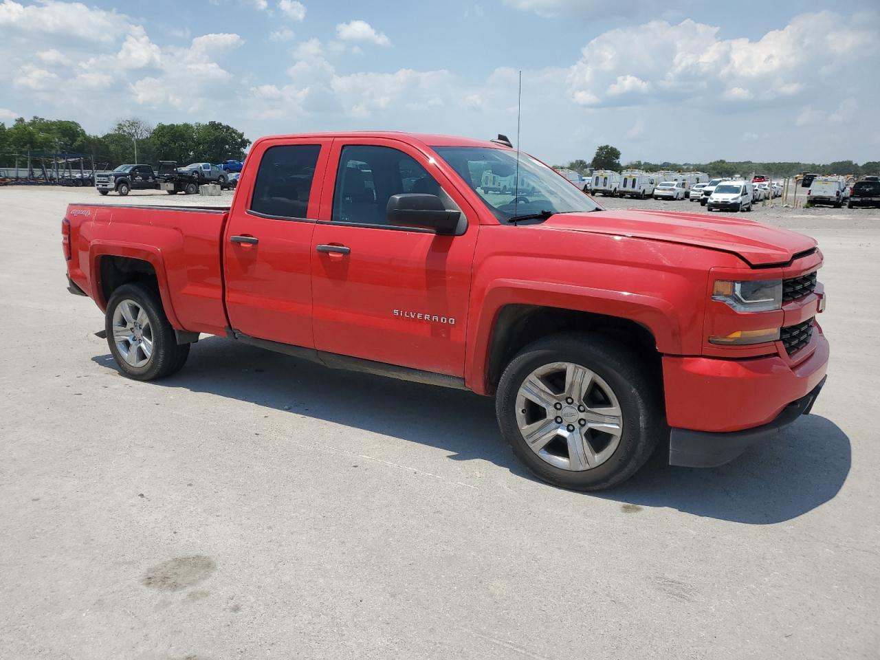 2016 Chevrolet Silverado K1500 Custom - Фото 4