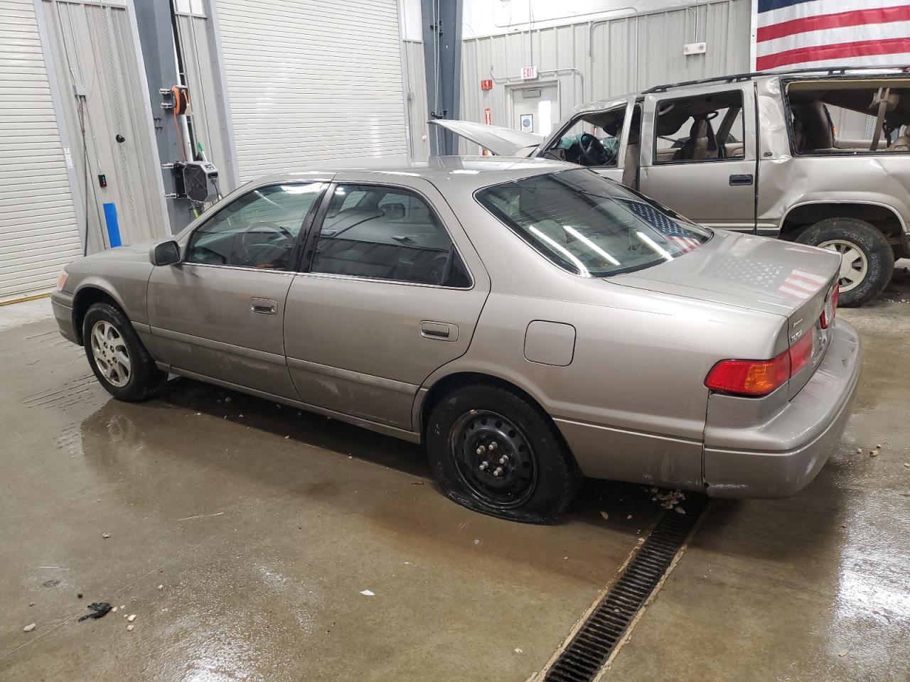 2000 Toyota Camry Le - Image 2