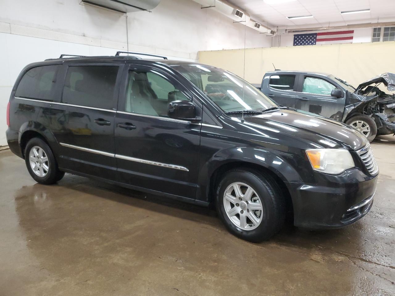 2013 Chrysler Town & Country Touring - Image 4