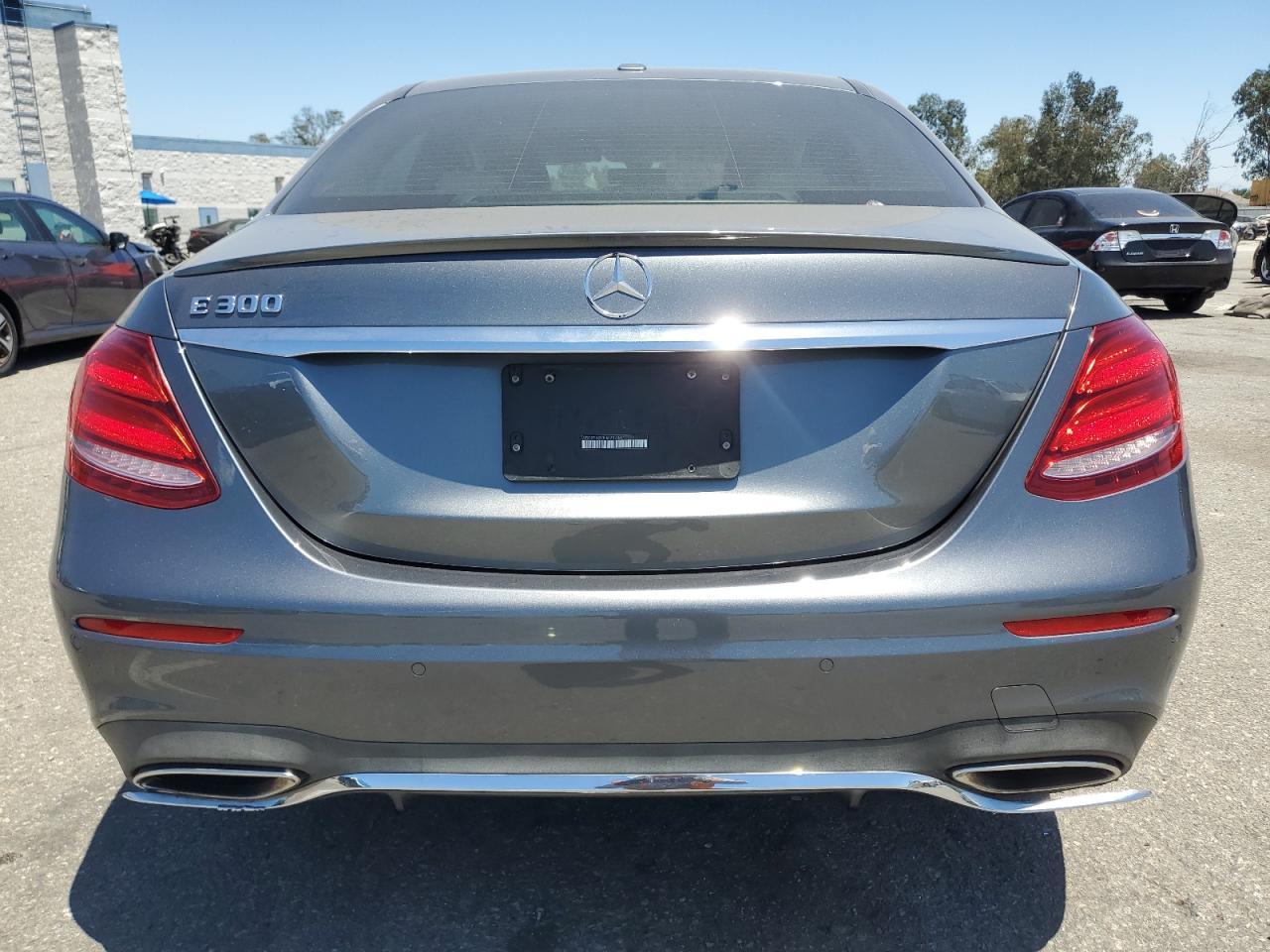 2017 Mercedes-Benz E 300 - Фото 6