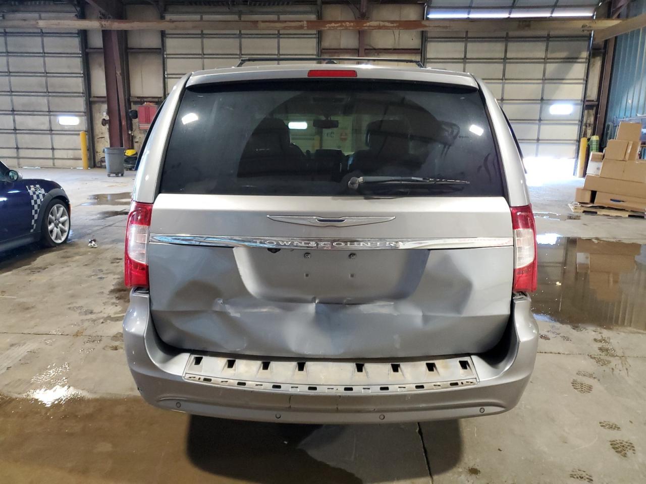 2013 Chrysler Town & Country Touring L - Фото 6