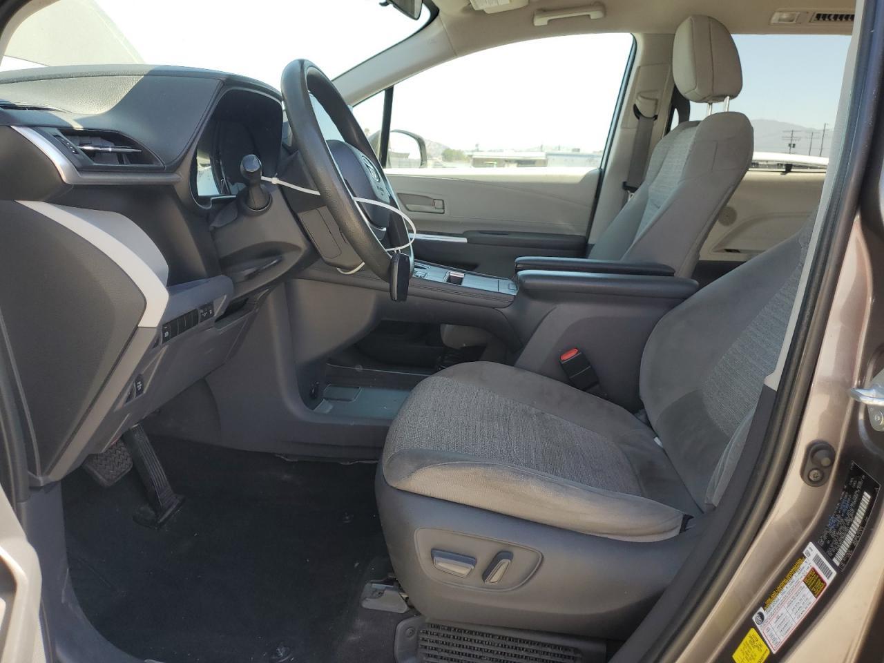 2021 Toyota Sienna Le - Image 7
