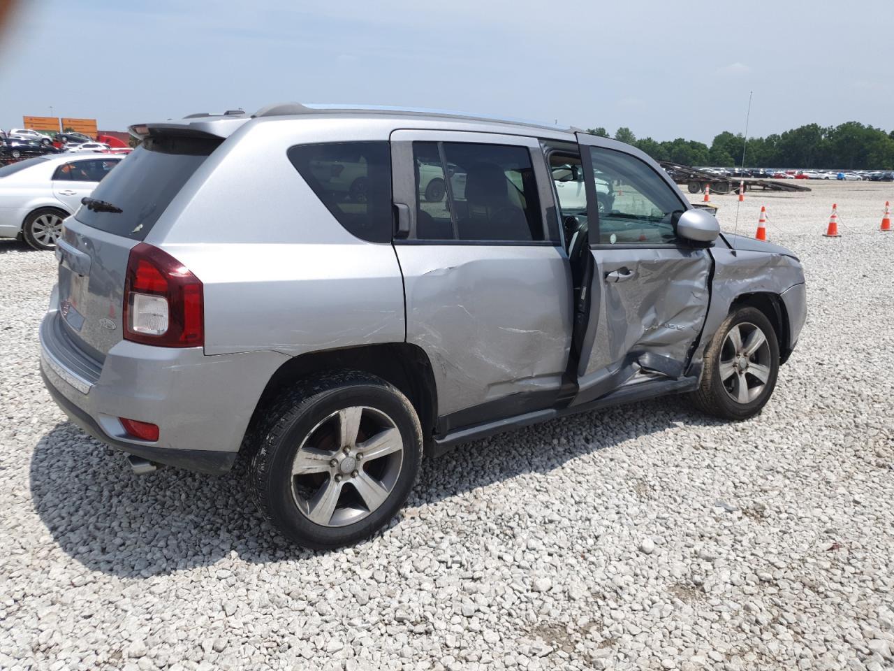 2016 Jeep Compass Latitude - Image 3