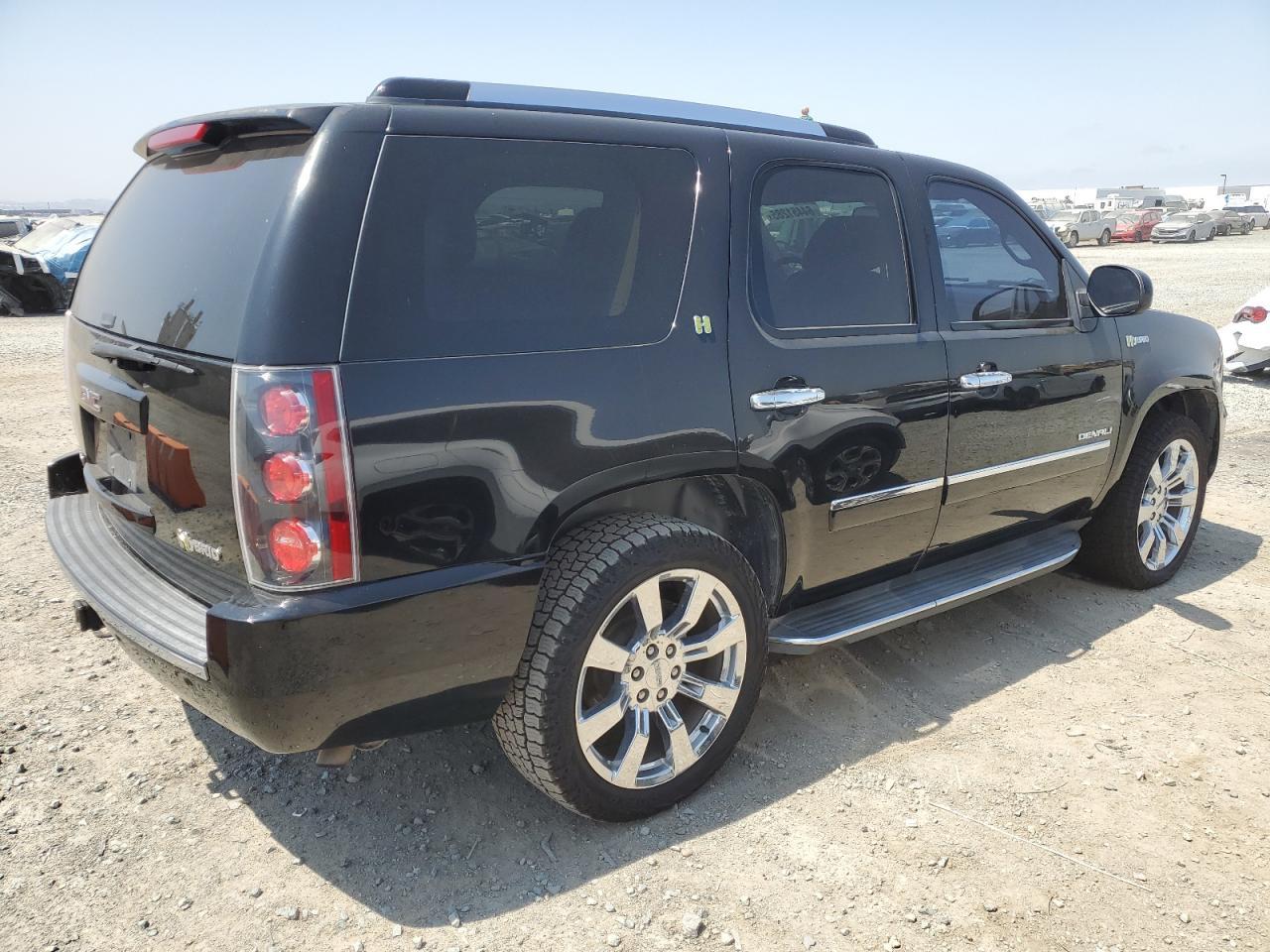 2011 GMC Yukon Denali Hybrid - Image 3