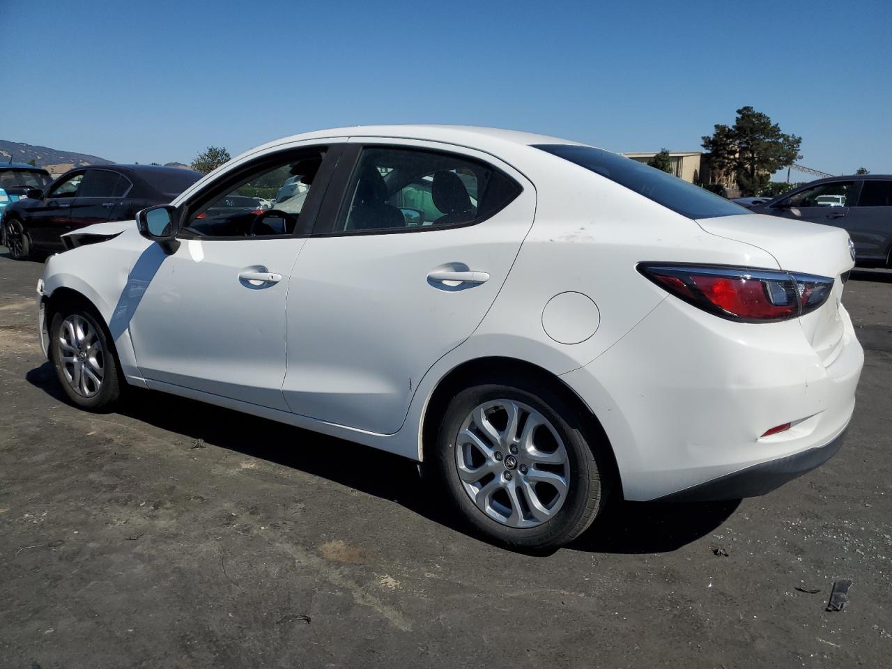 2017 Toyota Yaris Ia - Фото 2