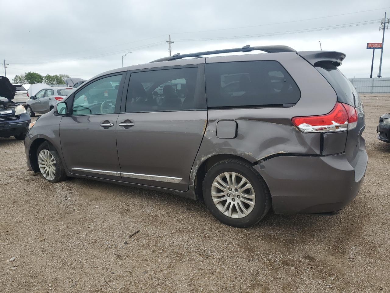 2013 Toyota Sienna Xle - Image 2