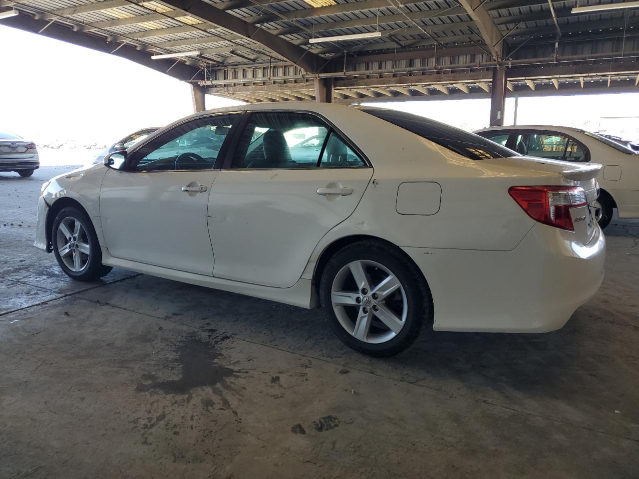 2014 Toyota Camry L - Фото 2