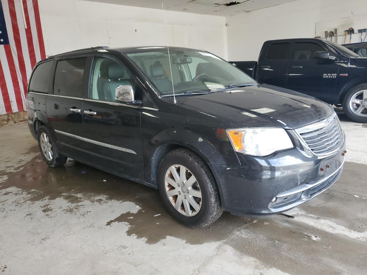 2012 Chrysler Town & Country Touring L - Фото 4