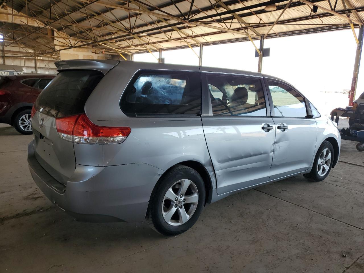 2011 Toyota Sienna - Image 3