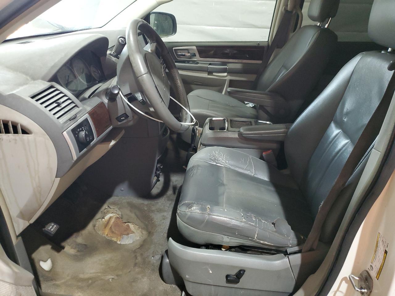 2010 Chrysler Town & Country Touring - Image 7