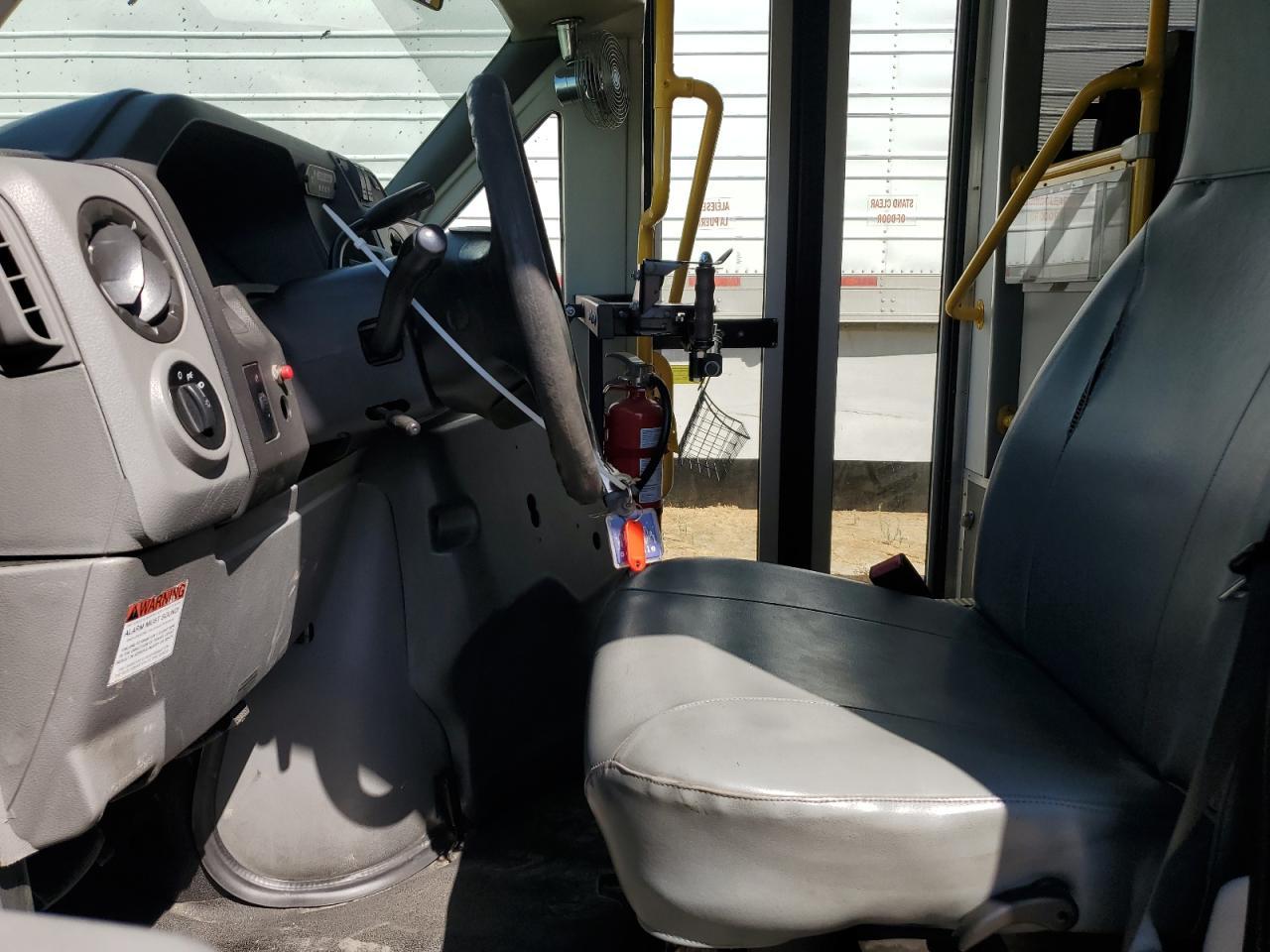 2015 Ford Econoline E450 Super Duty Cutaway Van - Image 7