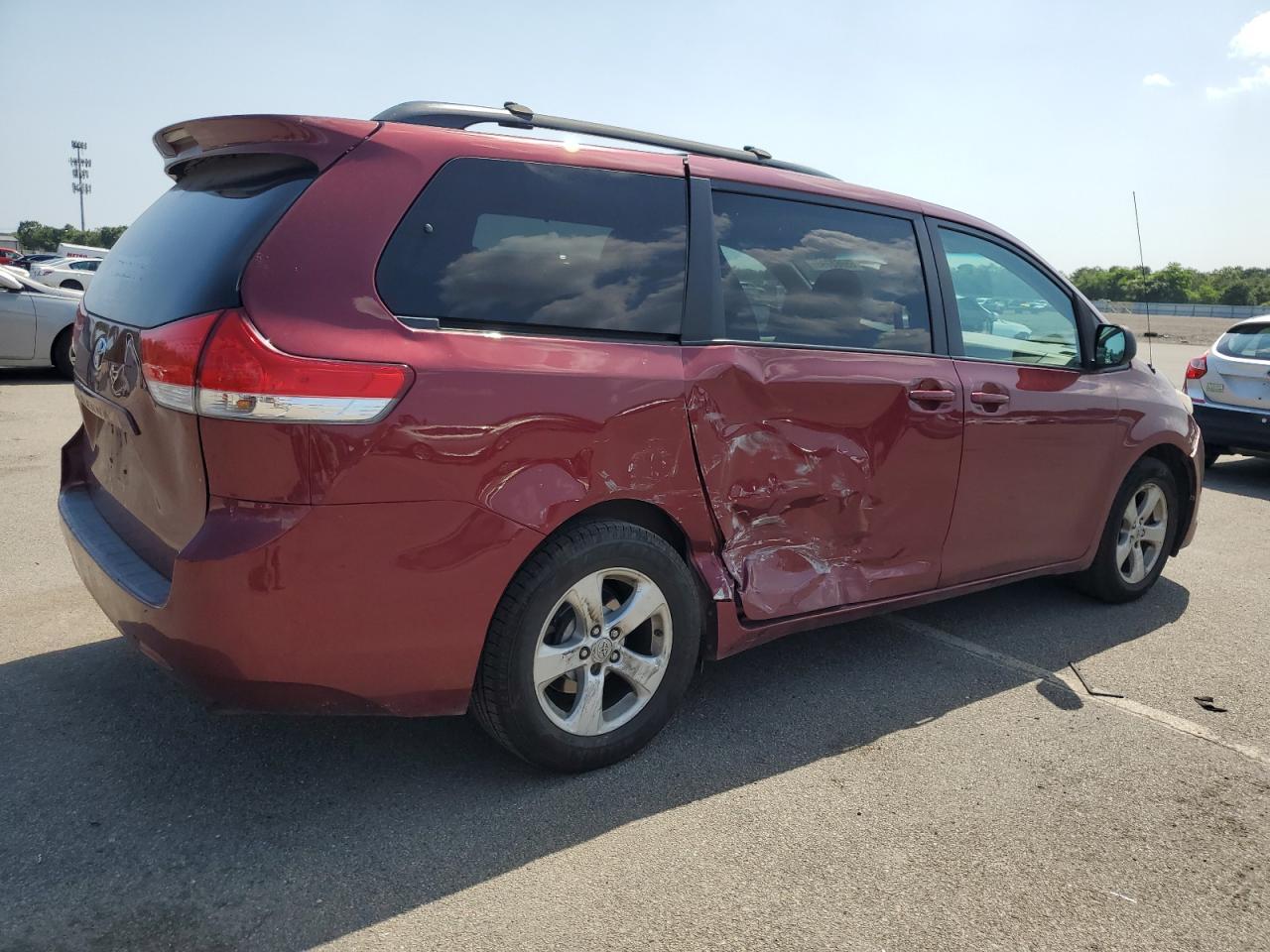2011 Toyota Sienna Le - Image 3