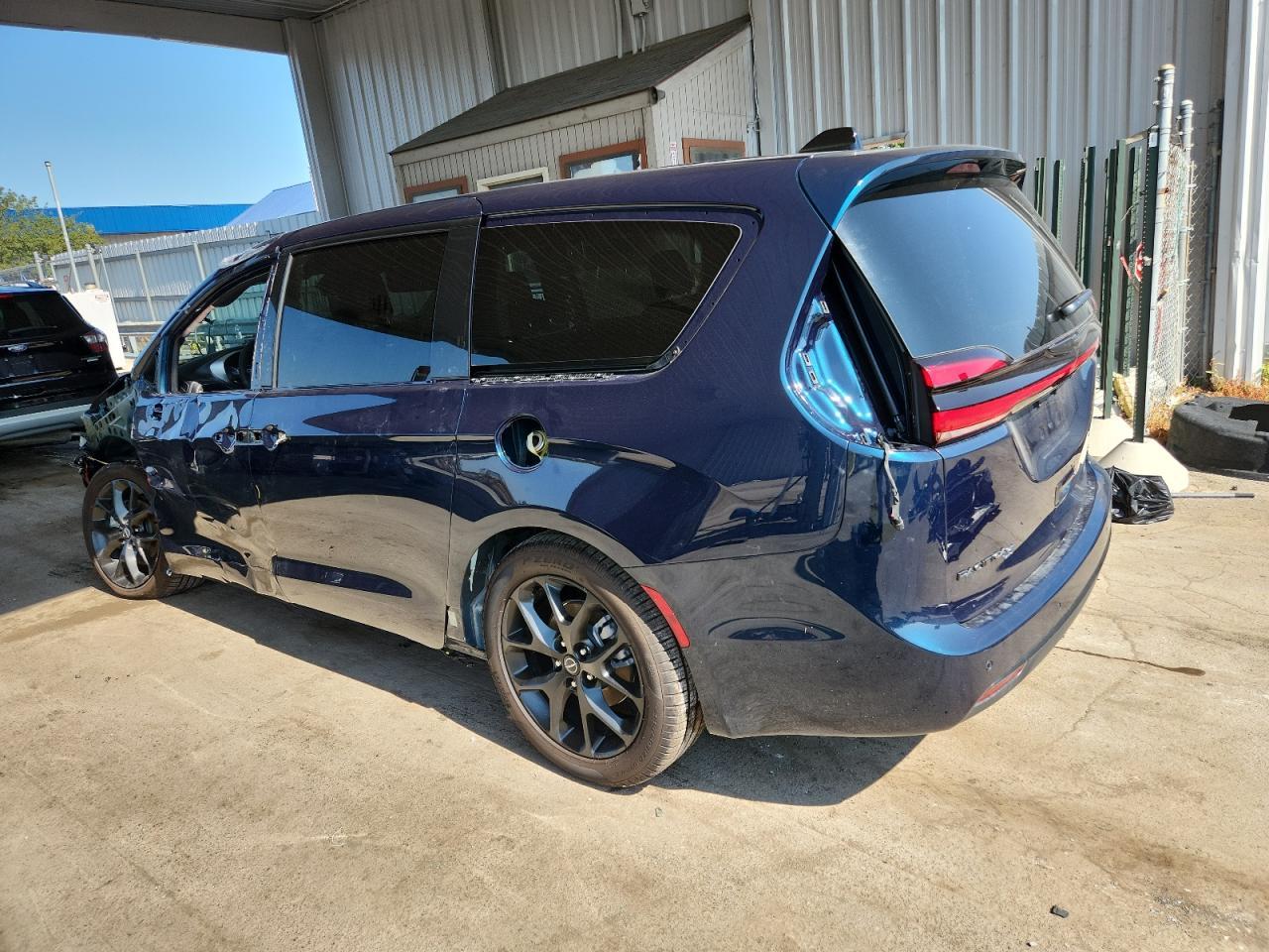 2025 Chrysler Pacifica Limited - Image 2