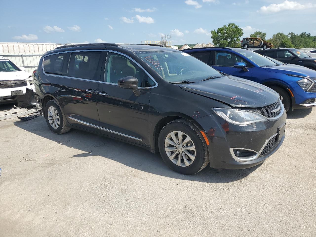 2017 Chrysler Pacifica Touring L - Фото 4