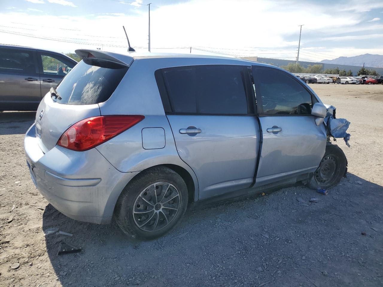 2010 Nissan Versa S - Фото 3