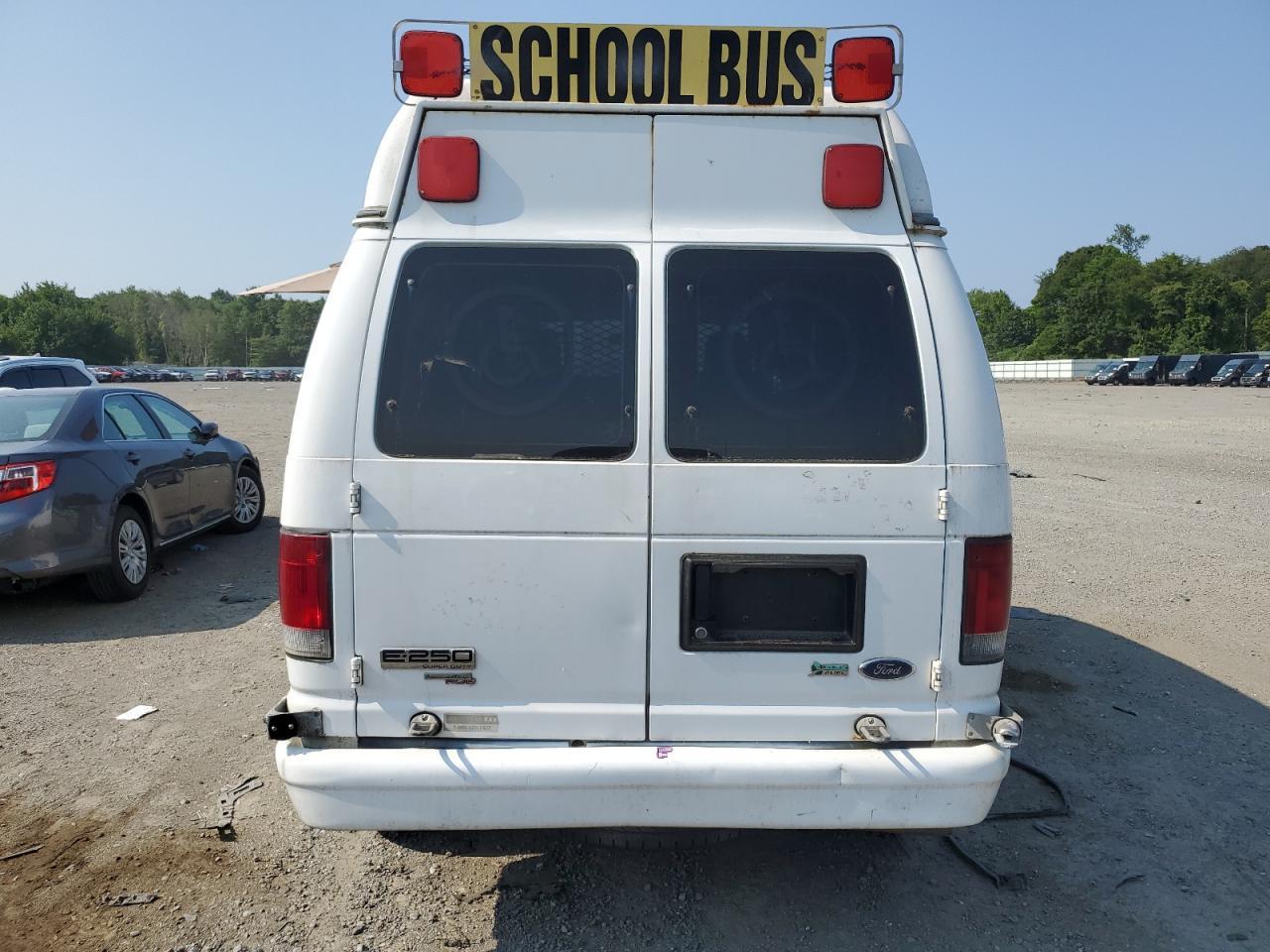 2012 Ford Econoline E250 Van - Фото 6