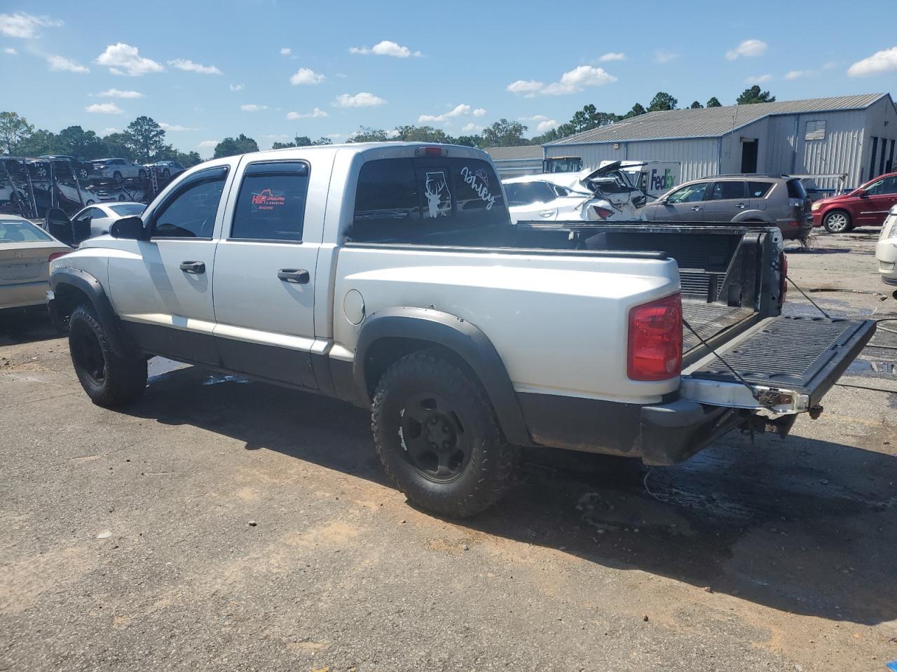 2005 Dodge Dakota Quad - Image 2