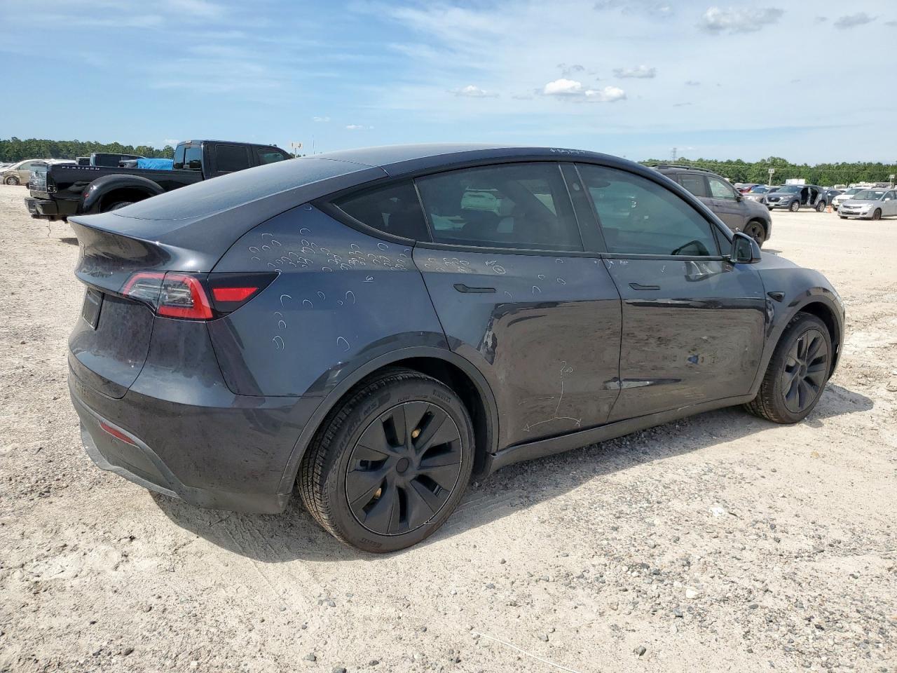 2025 Tesla Model Y - Фото 3