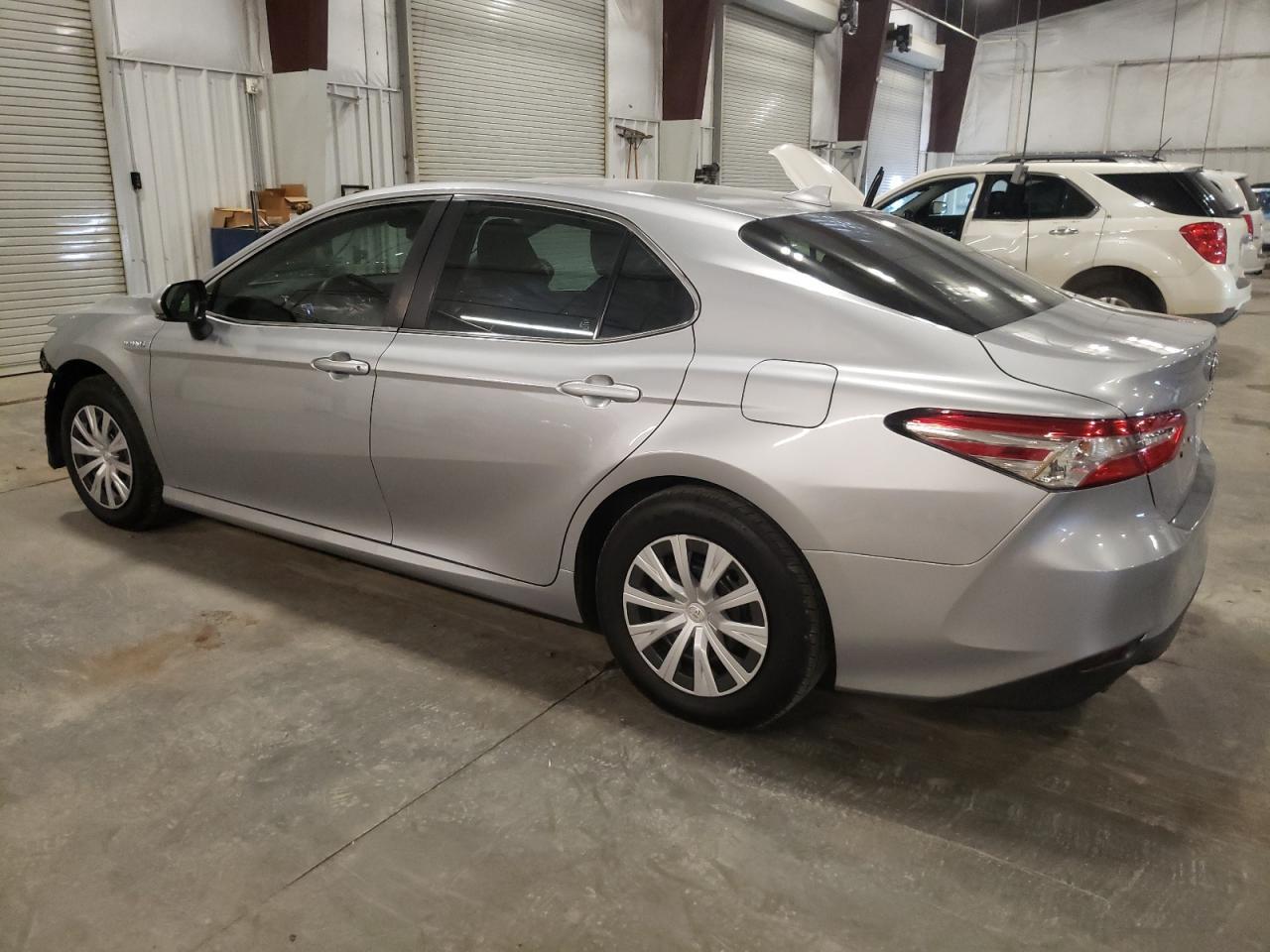 2020 Toyota Camry Le - Фото 2