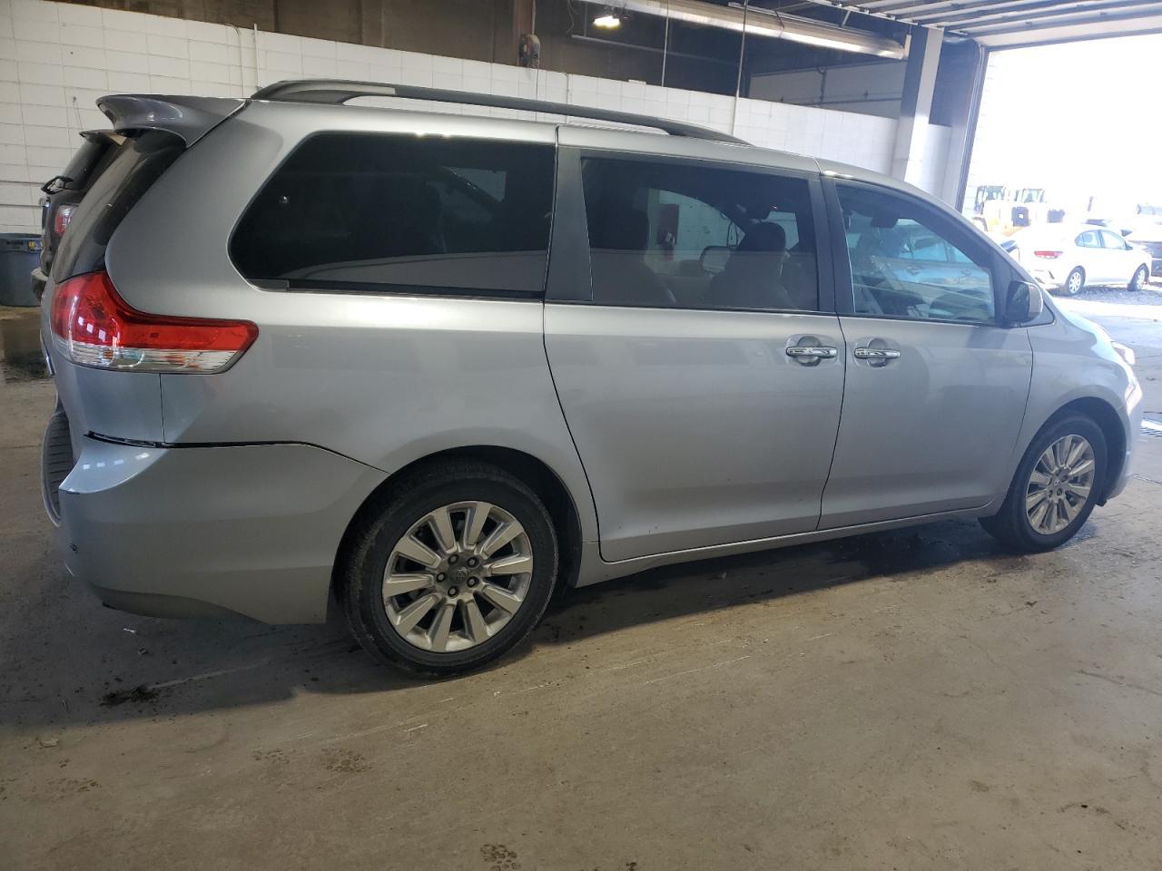 2011 Toyota Sienna Xle - Фото 3