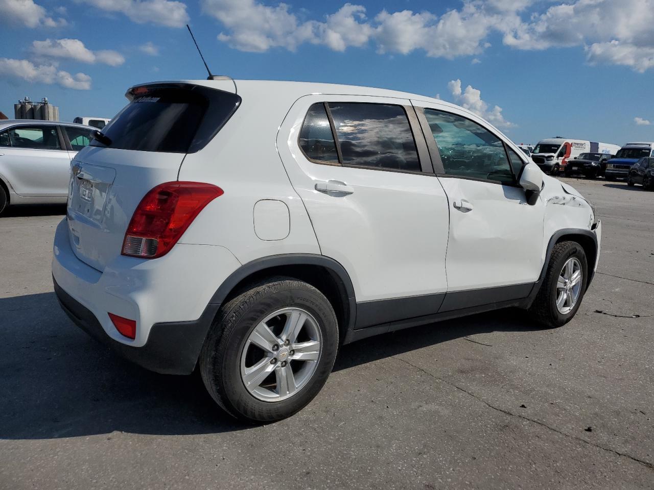 2022 Chevrolet Trax Ls - Image 3